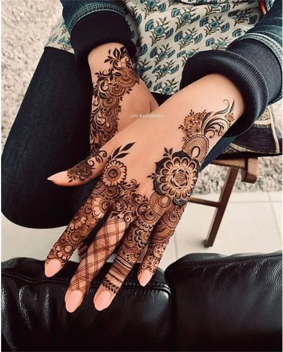 Glamorous Anklet Motif Using Back Hand Mehndi Design